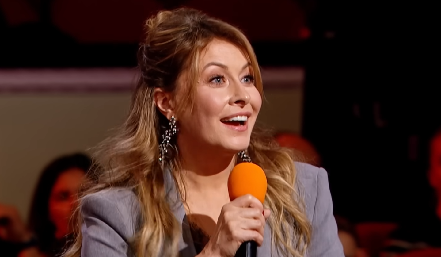 "А хто ще знає слова?" Олена Кравець увірвалася на сцену "Ліги Сміху" і показала Януковича (відео)